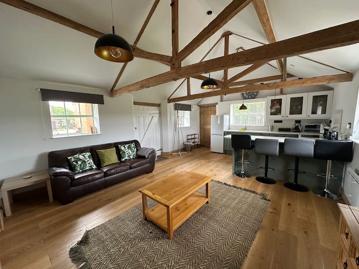 A Beautifully Renovated Detached 18th Century Barn - Chineham