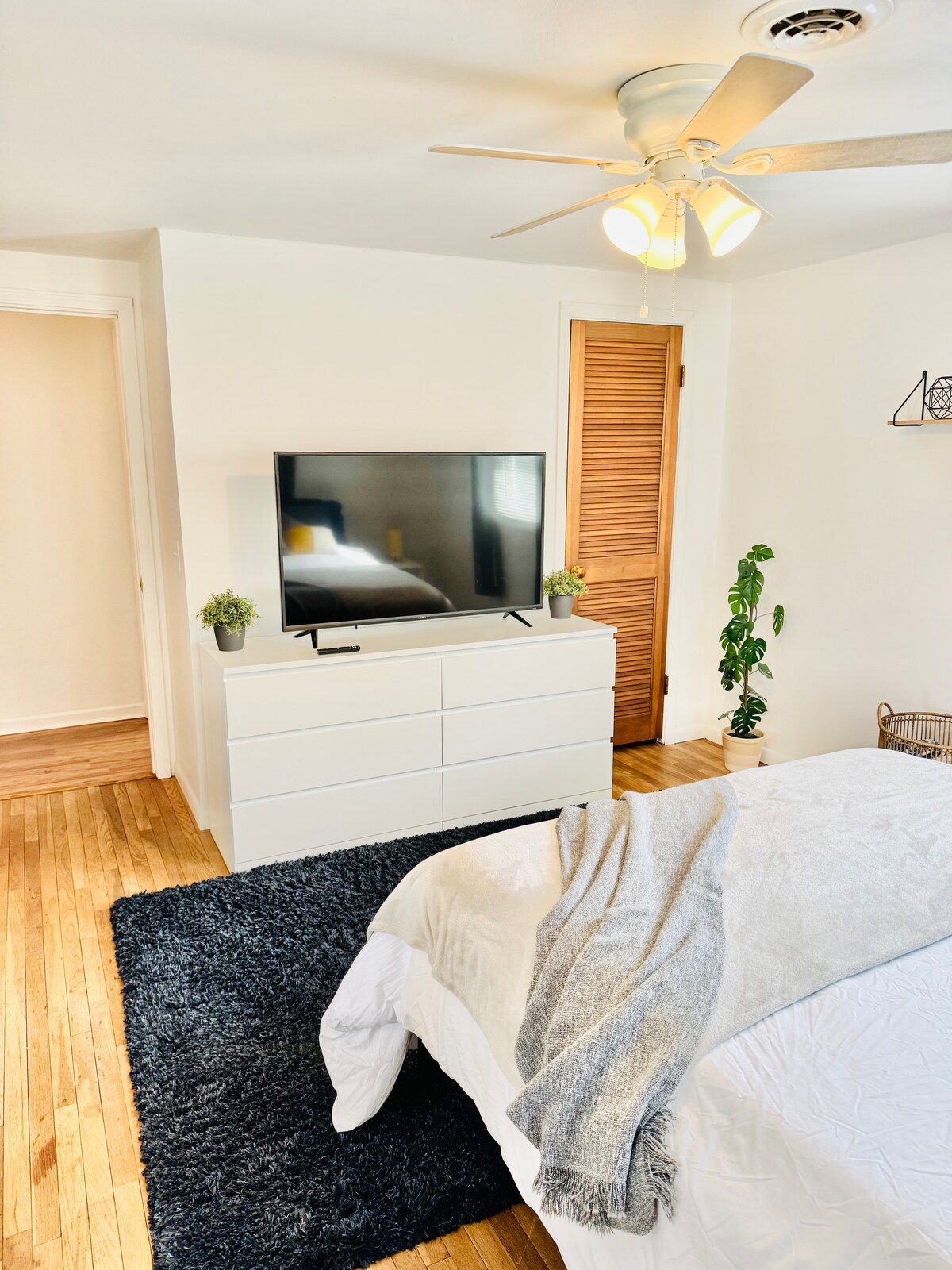 Телевизорът е добавен на 20 април, 25 снимки са направени с iPhone. Другите снимки в обявата са направени от професионален фотограф. Направих някои актуализации и току-що добавих тези към тях.