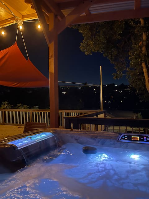 Pool/Hot Tub/75 inch TV/1000mbps/Brand New