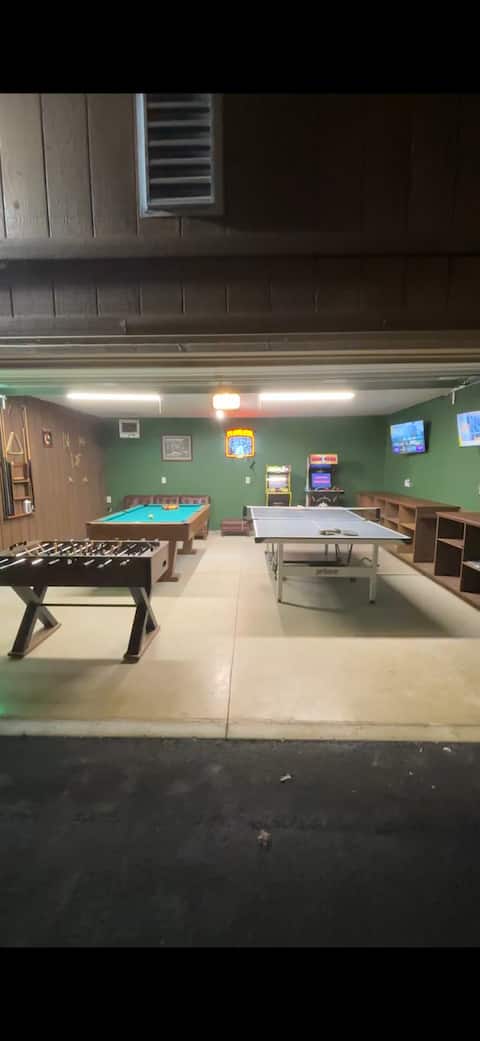 Game Room/Pool/Hot Tub/75 inch TV/1000mbps