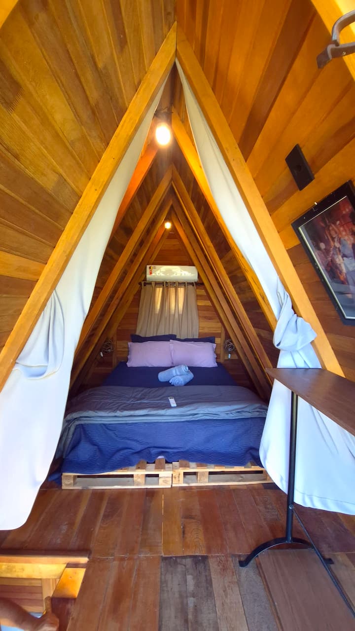 Ar condicionado,enxoval de cama e banho.
