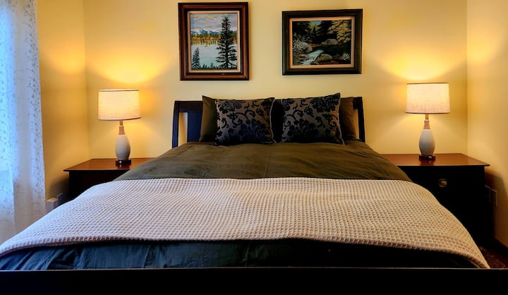 [غرفة النوم رقم 1] سرير بحجم متوسط وتلفزيون ذكي