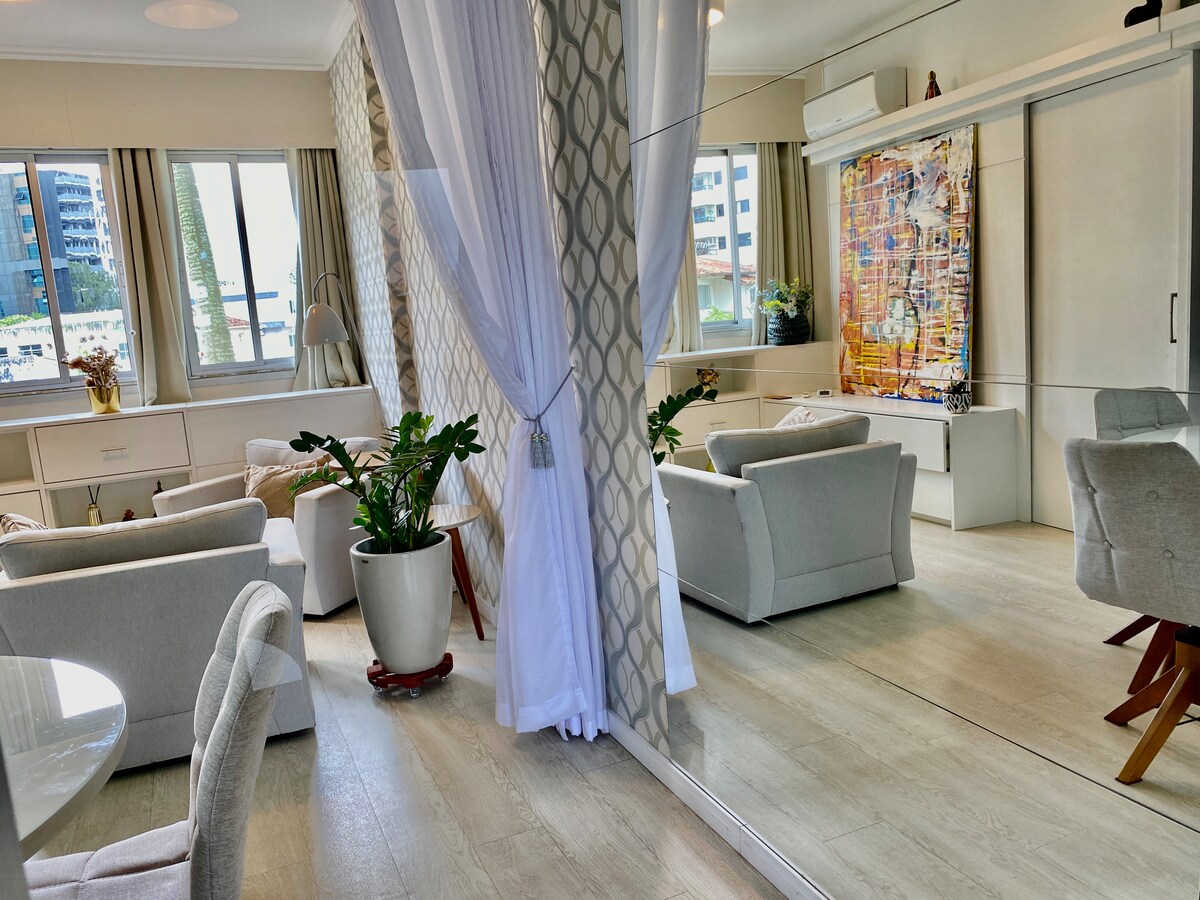 SALON et SALLE À MANGER. Il a ce miroir charmant et sophistiqué qui apporte de l'amplitude à l'appartement et de la chaleur.