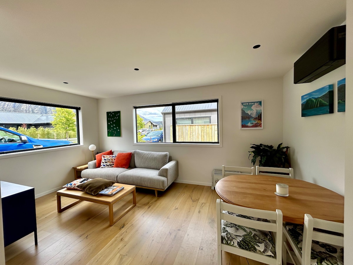 Popular Airbnb listing: At the base of the Remarks in Frankton (Queenstown Lakes District)