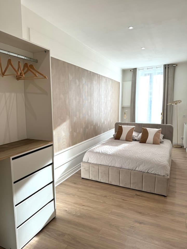 Izba na strane reštaurácií na ulici 