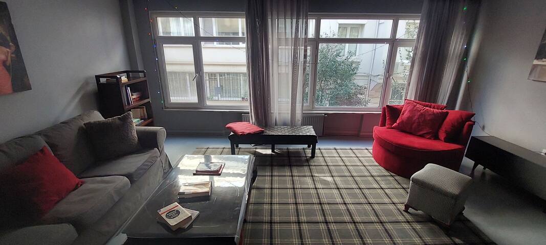 Snug and stylish / monthly rental gallery image 3