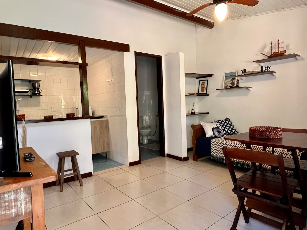 Uitzicht op de woonkamer, met tafel, stoelen, bank/bed, SmartTV en plafondventilator