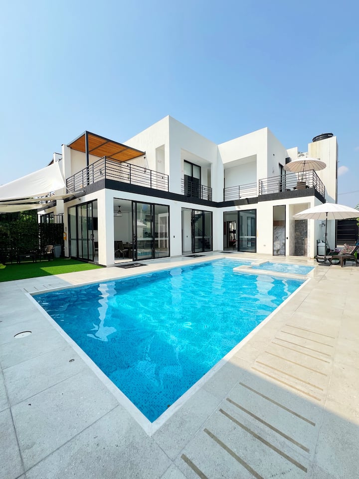 Private Luxury House in Ricaurte - Summer 2