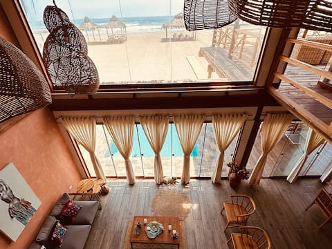 Wakama Retreat: Oceanfront House with Pool