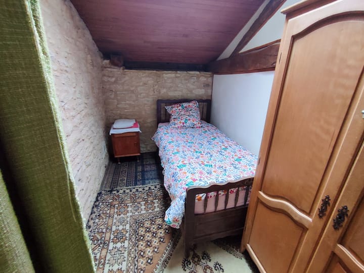 Ovaj prostor ima krevet za jednu osobu. Soba se nalazi nasuprot kupaonice na katu. Prostor je podijeljen zavjesom, ali je otvoren prema hodniku.