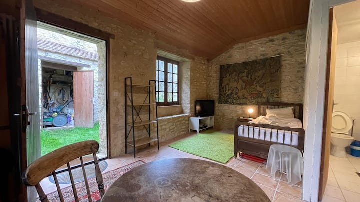 Ovo je studio apartman koji je povezan s objektom.
Ima jedan krevet za jednu osobu (s opcijom za drugi krevet za jednu osobu) i vlastitu kupaonicu. Možda ne izgleda baš kao na fotografijama, ali će biti očišćeno i pripremljeno.