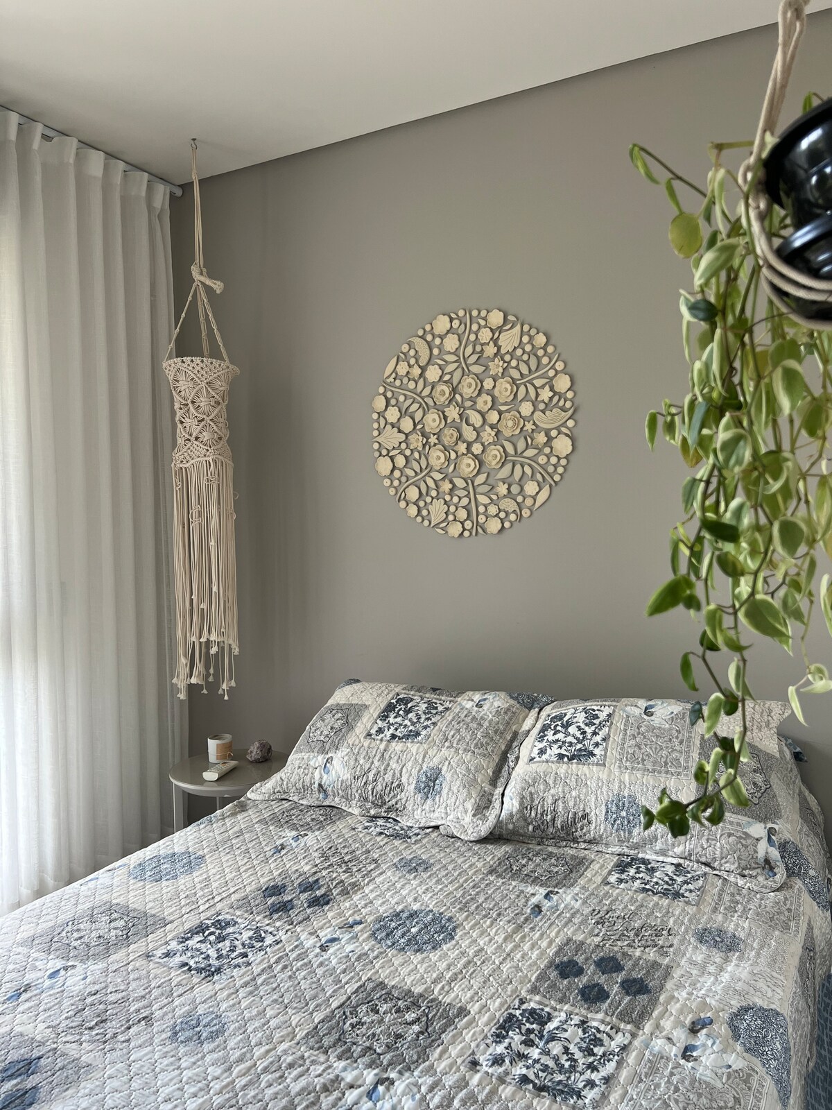 Bed and covered linens available! Hot and cold air conditioning. 