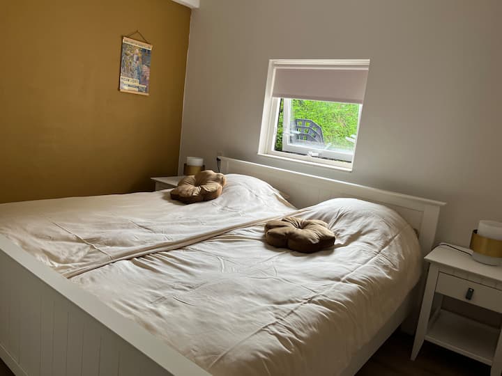 Спална соба на долниот кат со двоен кревет. 2 одделни душека со димензии 90x200. 

Нови јорганчиња, душеци и подови со летви.