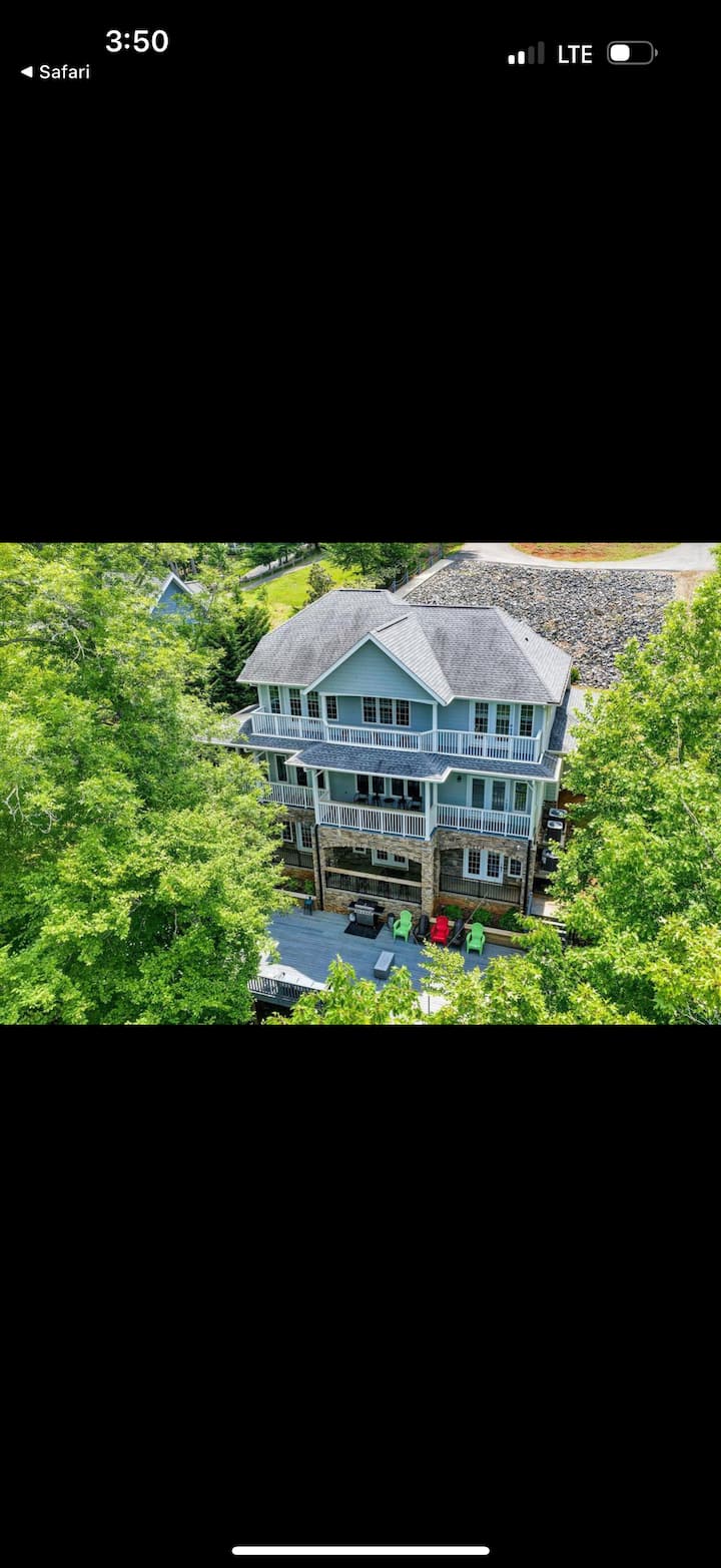 Lakefront, Hot tub Dock, kayaks, fire pit, 12 beds