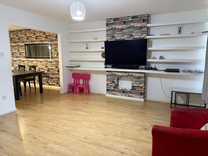 3 Bed Detached House - ラフバラー