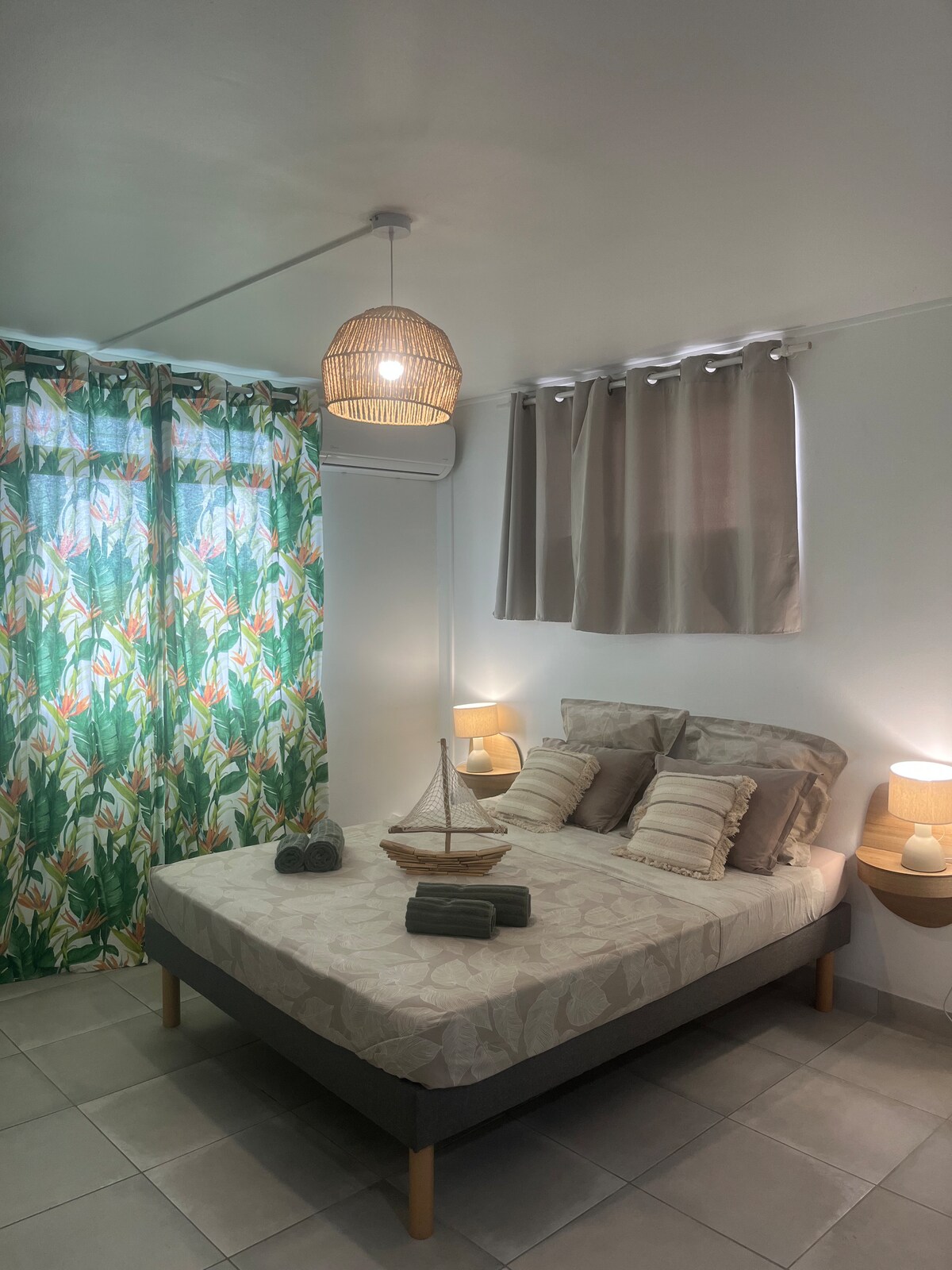 Shtroja krevati shumë të rehatshme:

- Dyshek me madhësi dopio "queen" (160 x x 200)
- dy jastëkë kujtese
- Dy jastëkë të mëdhenj për mbështetësen e shpinës 