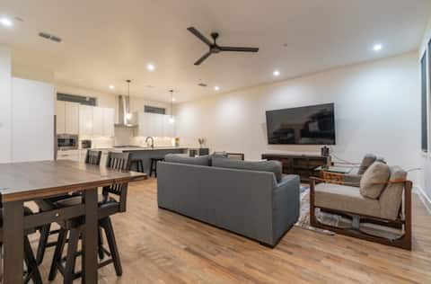 Popular Airbnb listing: Oak Lawn Modern Dallas Townhome in Perry Heights
