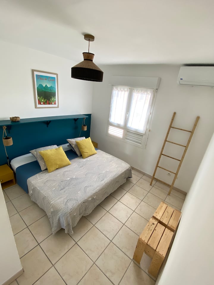 2 jednolôžka s dĺžkou 90 cm alebo 1 manželská posteľ s dĺžkou 180 cm. 