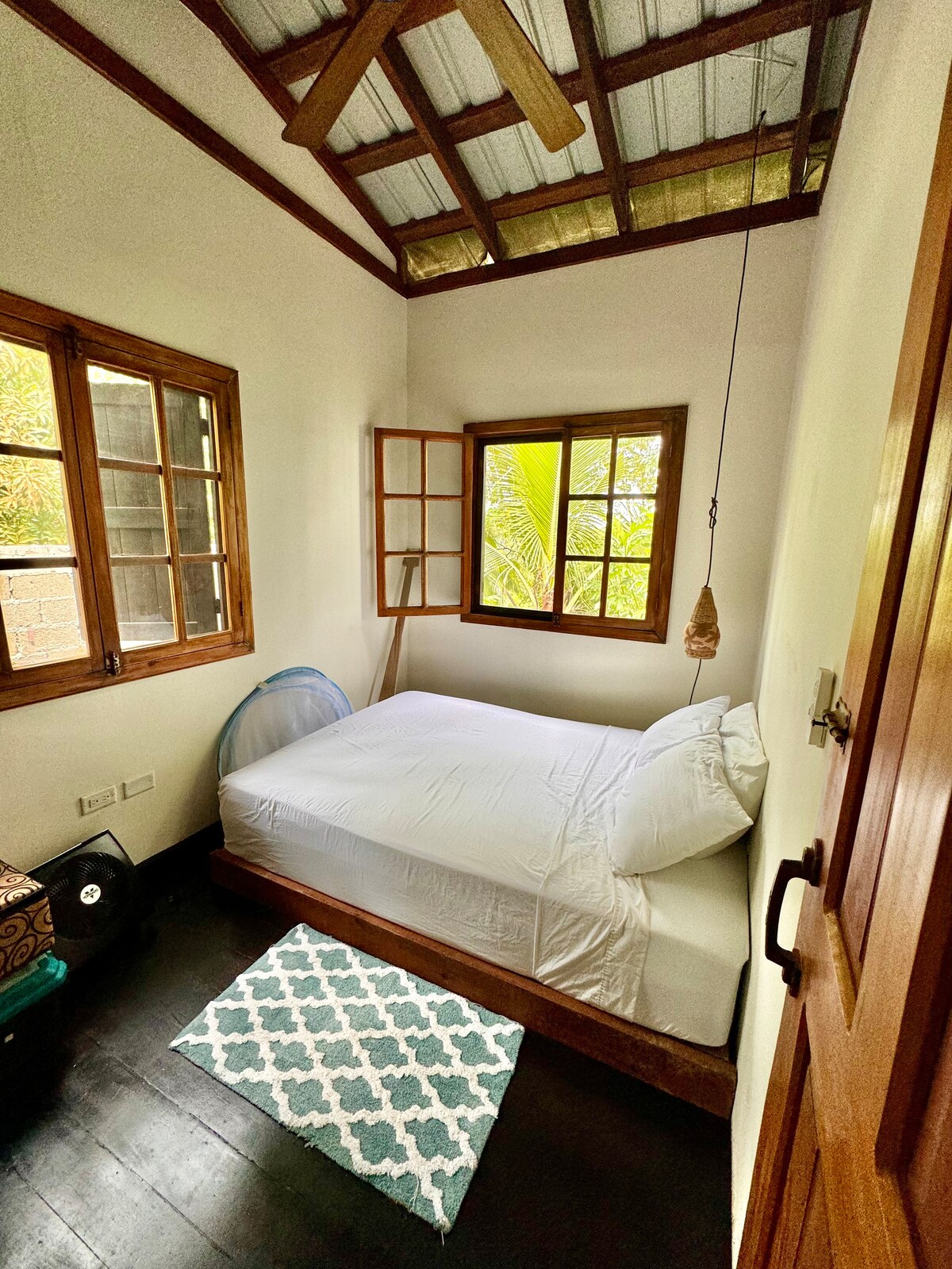 Спалня 3 от 3. Вентилатор на тавана, баня с тоалетна, изглед към морето и джунглата.