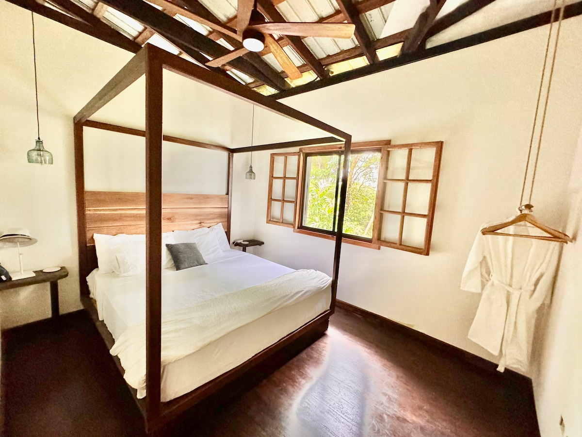 Спалня 2 от 3. Вентилатор, проверен и в прозорец със стъкло, закачалка за дрехи. Мрежа против комари, която покрива леглото, ако предпочитате това.