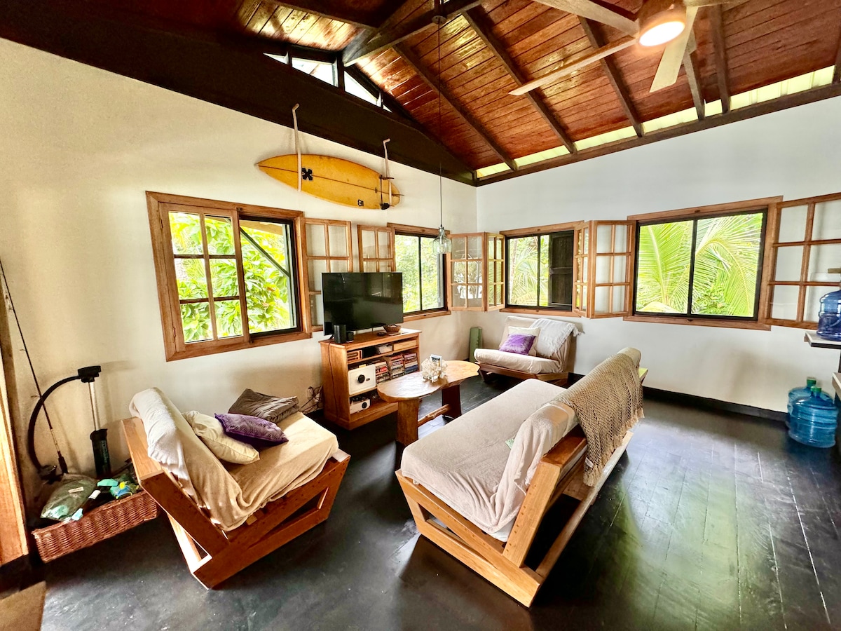 Смарт телевизор, вентилатори на тавана, настолни игри, книги, шнорхели, въдица.