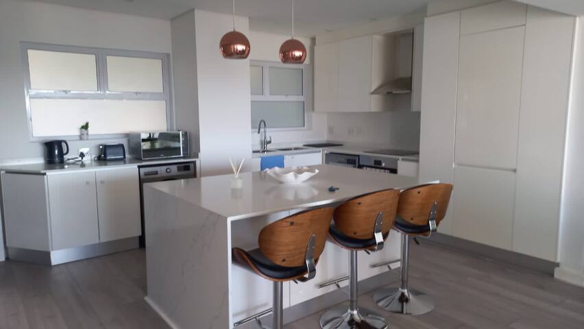 Classy Sea Point Apartment gallery image 4