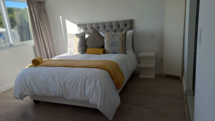 Classy Sea Point Apartment gallery image 3