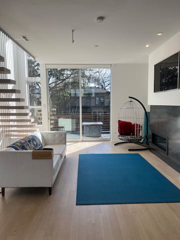 Inner Southeast Luxe Townhouse!