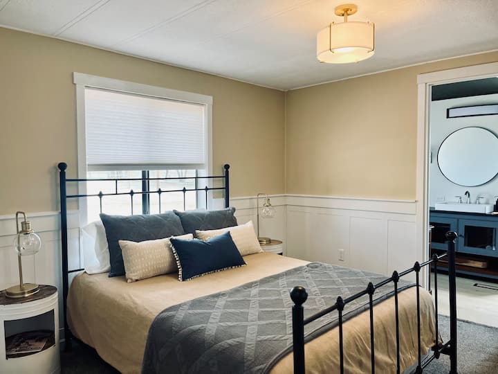 Chumba cha kulala cha Msingi chenye vyumba vingi vya kuhifadhia mizigo na nguo.