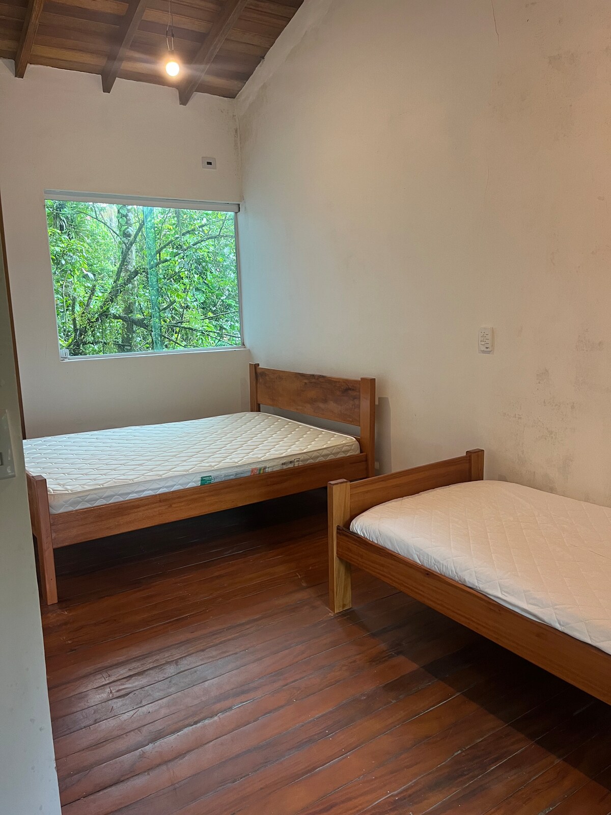 01 מיטת קווין סייז ו - 01 מיטת יחיד 