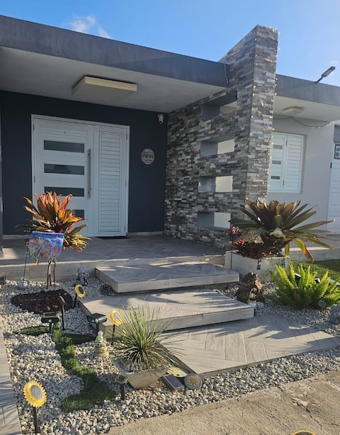 Misdry House, cozy patio, ideal location, coast.
