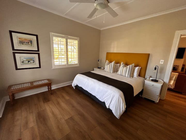 ห้องนอนหลักที่มีประตูนำไปสู่ลานบ้าน