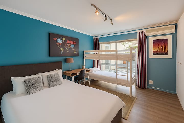 Kitanda cha ukubwa wa Kwin, chenye sehemu mbili za juu. Inafaa kwa watoto. Imewekwa kiyoyozi kikamilifu. 