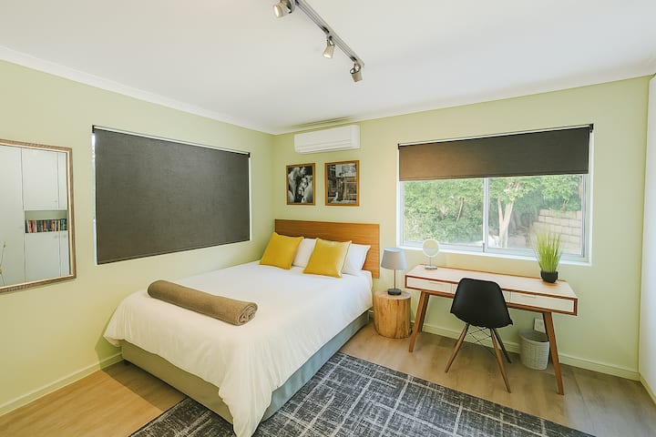 Kitanda cha watu wawili chenye kiyoyozi kamili. Televisheni ya skrini tambarare ya inchi 55. 