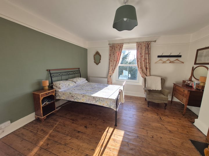 Large Room In A Family Home, Double Bed. - Yeovil