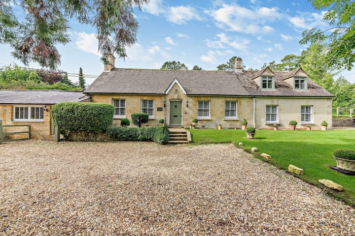 Beautifully Presented Dog Friendly -Lakeside House - 버튼-온-더-워터