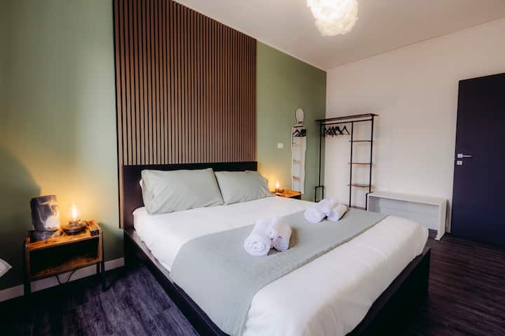 Amueblada con estilo, la habitación ofrece una cama acogedora con almohadas dobles para un descanso de calidad.
