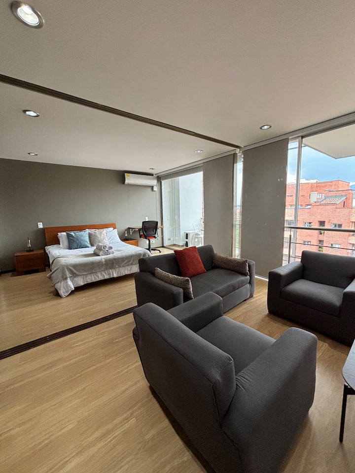 ლოფტის ტიპის მარილი, მაგრამ აქვს მოძრავი კარები, სადაც სურვილისამებრ შეგიძლიათ ჩაკეტოთ სივრცე