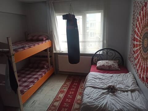 Room close to the bazaar that can accommodate 3 people