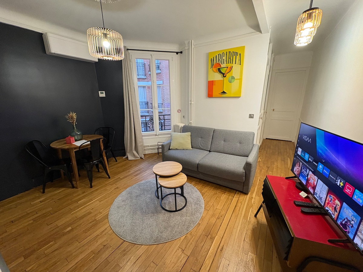 独立客厅，配备厨房和4K电视 