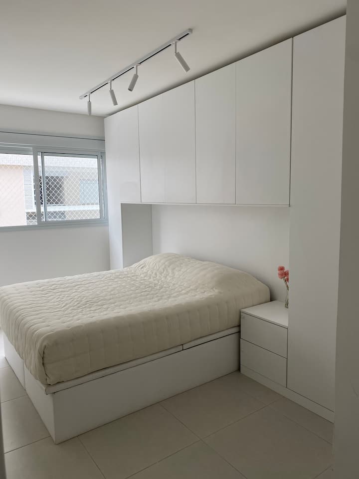 Hlavná spálňa s manželskou posteľou Queen, klimatizáciou a zatemňovacími závesmi 