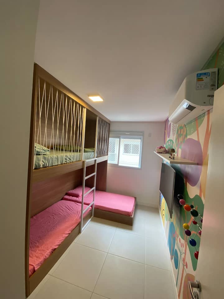 Izba s 3 lôžkami a hravou výzdobou – pohodlie a zábava 