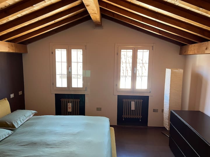 Izba, v ktorej budete spať, je vo veži na streche strechy s pohodlnou horčičnou manželskou posteľou,  v pandane s výklenkovými radiátormi, tmavosivými dubovými parketami, komodou s čokoládovou komodou a dvoma lahodnými anglickými oknami.