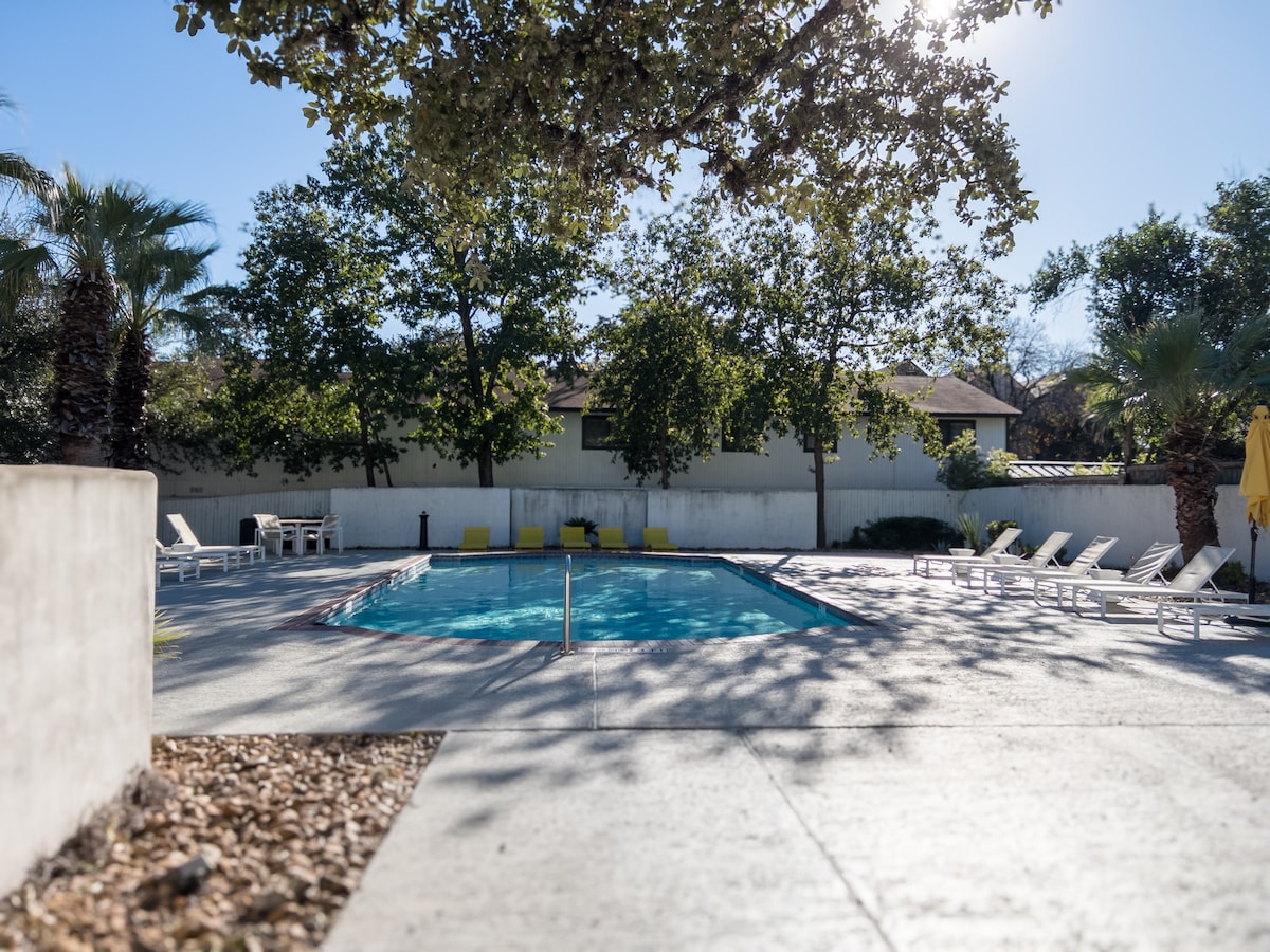 King Suite in SoCo W Pool, close to Downtown