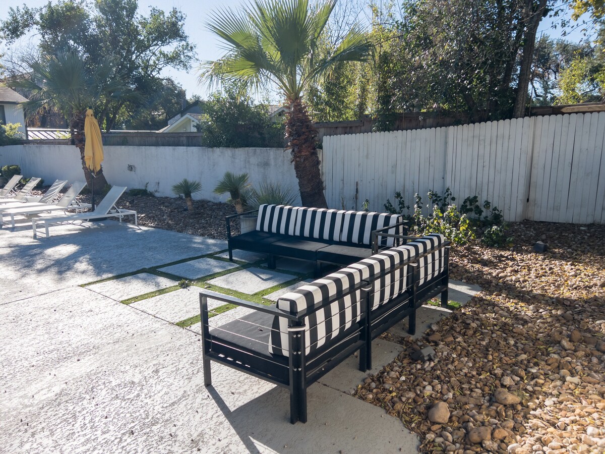 King Suite in SoCo W Pool, close to Downtown
