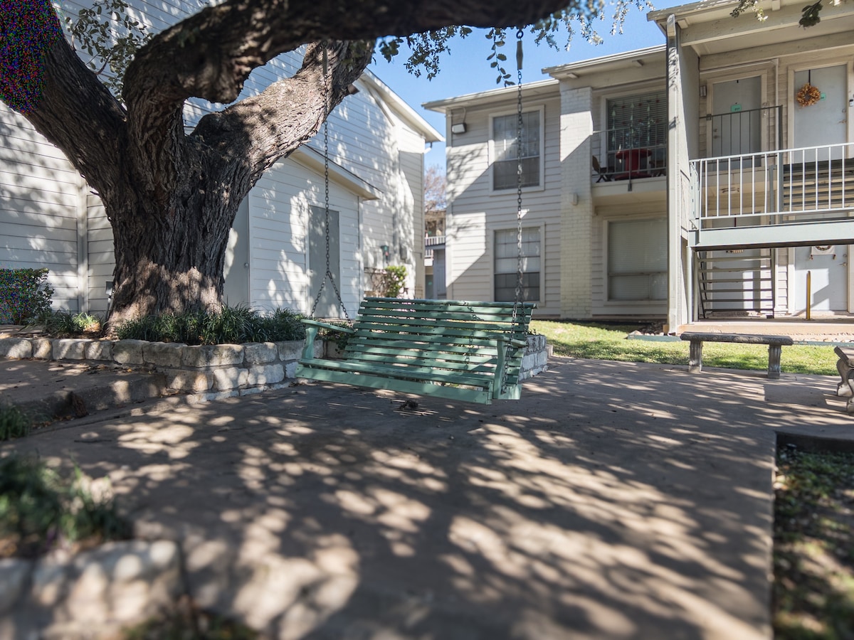 King Suite in SoCo W Pool, close to Downtown