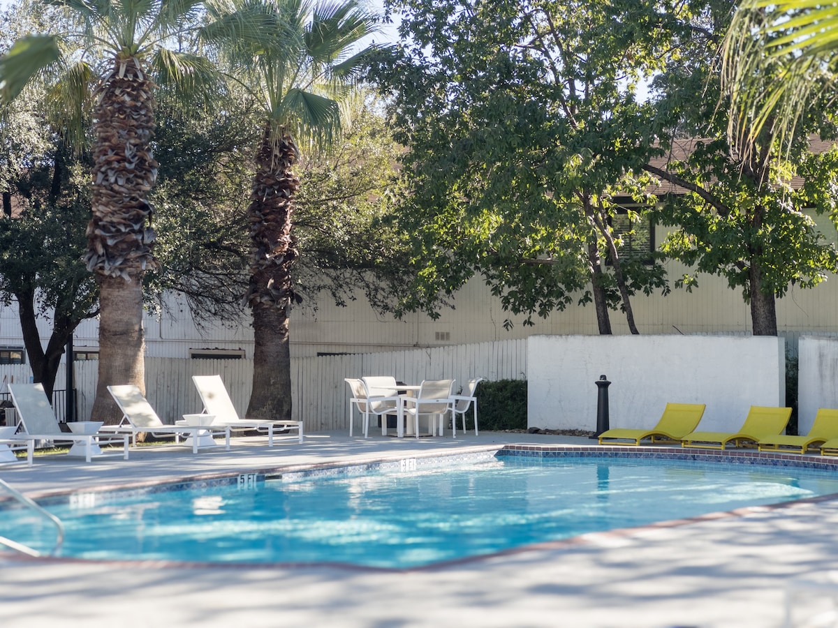 King Suite in SoCo W Pool, close to Downtown