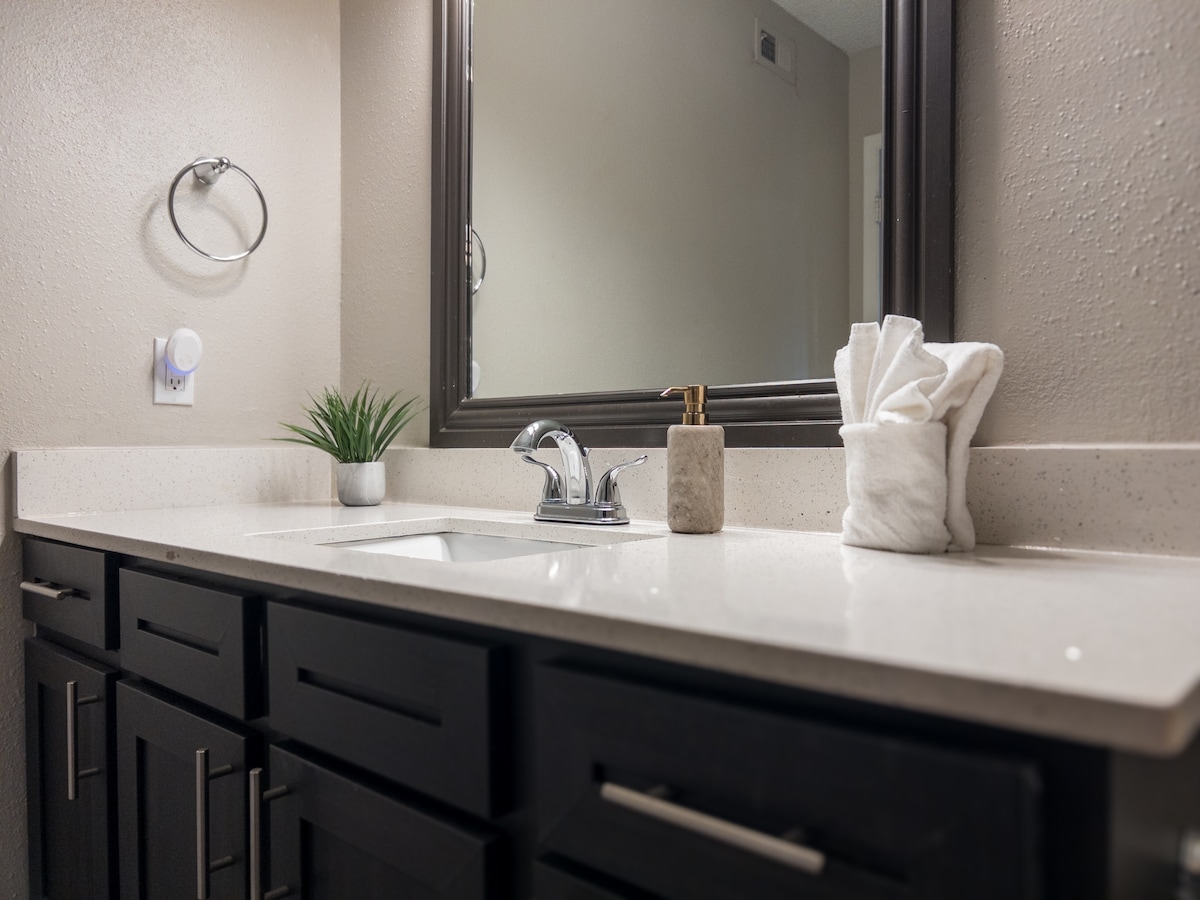 King Suite in SoCo W Pool, close to Downtown