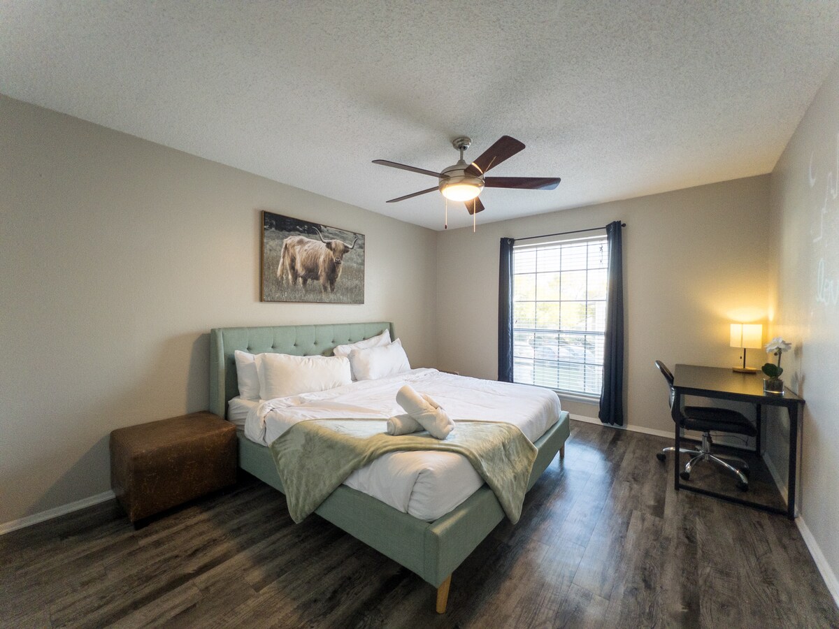 King Suite in SoCo W Pool, close to Downtown