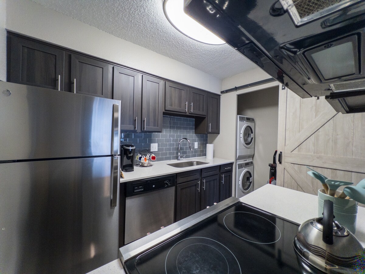 King Suite in SoCo W Pool, close to Downtown